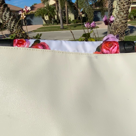 Juicy Couture Duffle Bag White / Pink Roses Nylon Travel Bag Shoulder/Hand Strap - Picture 16 of 16